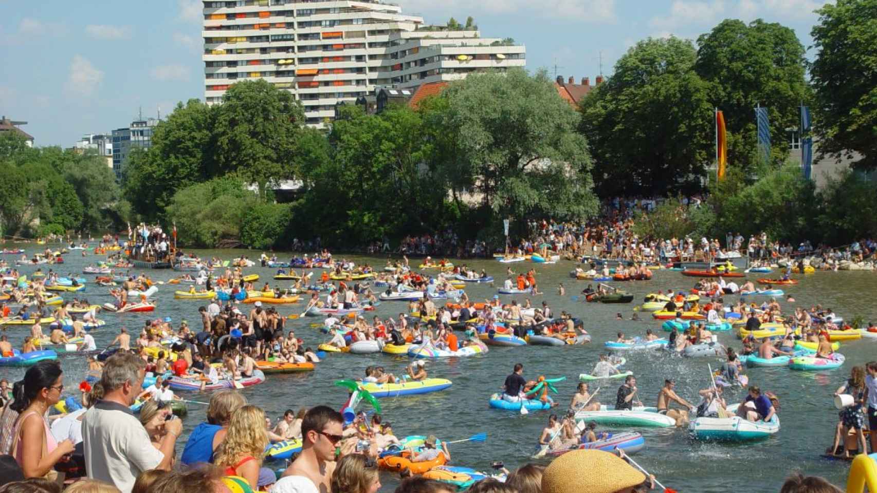 Familias, amigos y parejas navegan por el Donau en el festival Nabada.