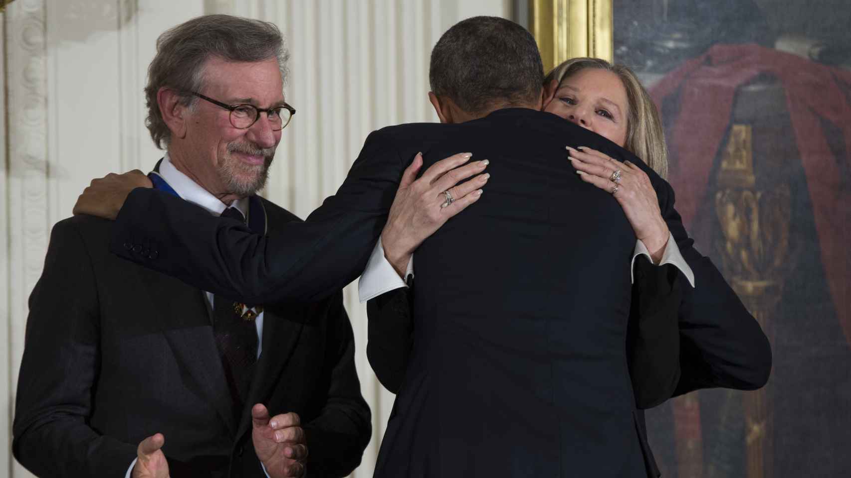Obama abraza a Spielberg y a una emocionada Barbara en la Casa Blanca