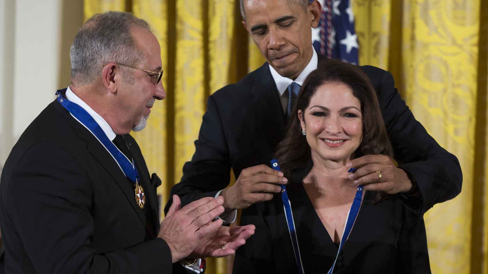 Emilio y Gloria Stefan recibiendo la condecoración de manos de Obama