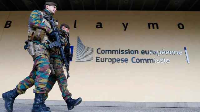 Soldados belgas patrullan a las puertas de la sede de la Comisión.
