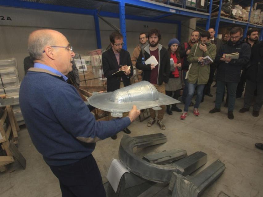 Antonio Amado explica en qué consiste su trabajo en las cubiertas.