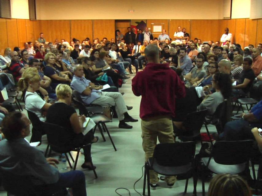 Una reunión de la PAH, en el documental La granja del pas