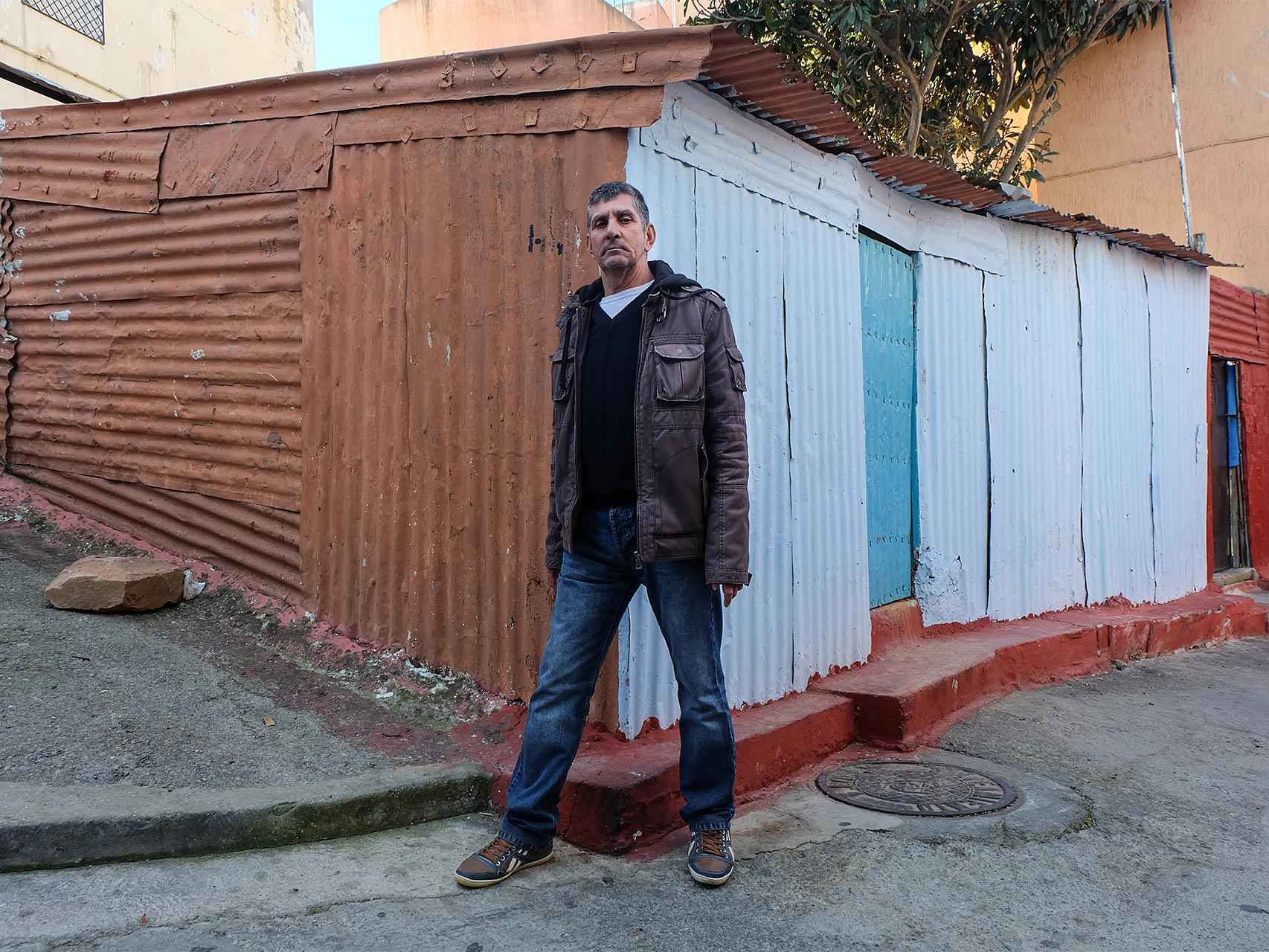 Mohamed, vecino, frente a una antigua chabola.