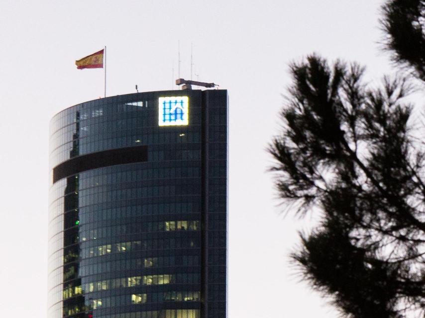 Torre Espacio, coronada con la bandera de España.