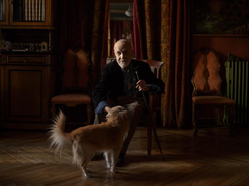 Francisco Nieva con su perro.