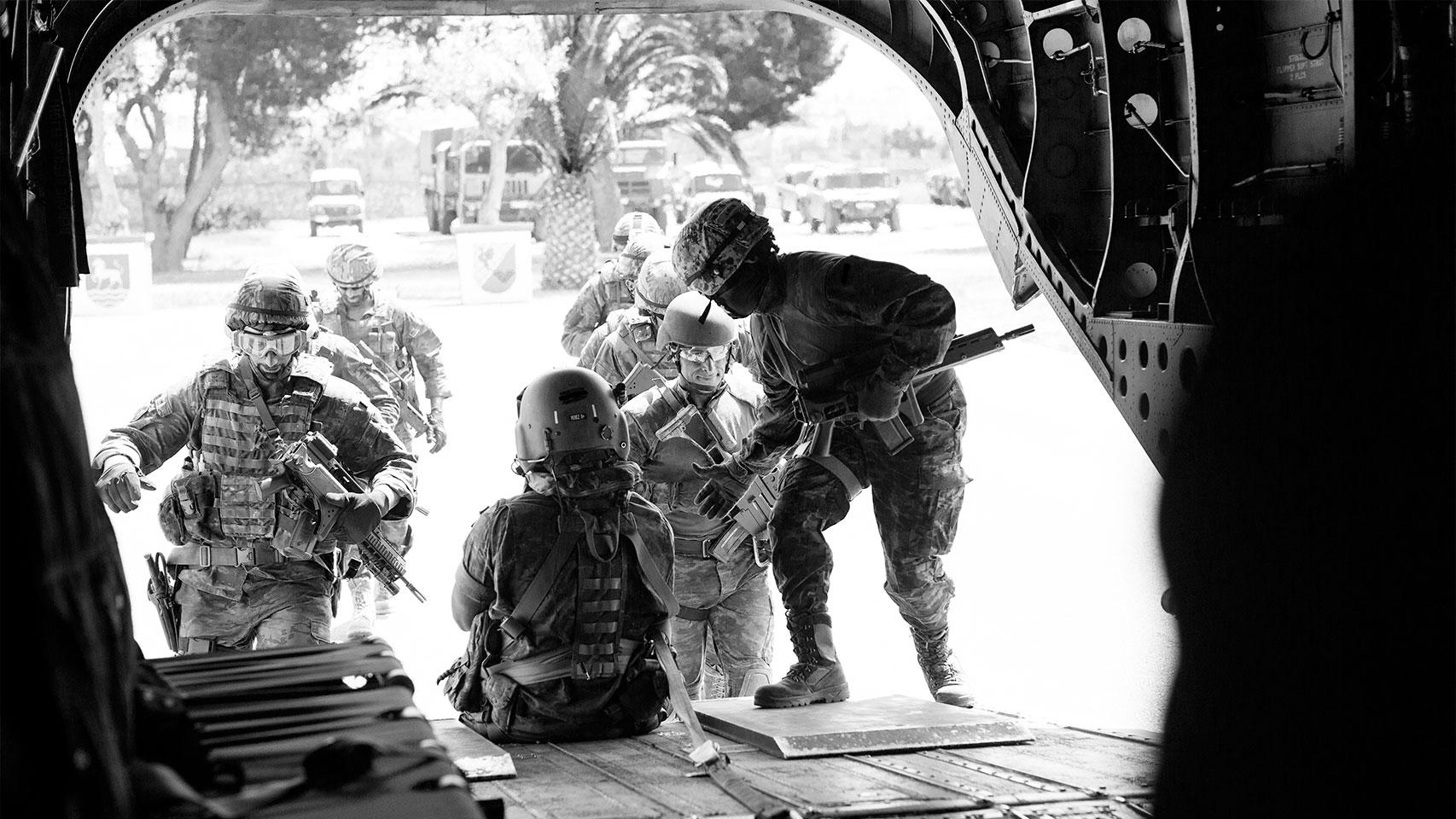 Miembros del MOE suben a un helicóptero Chinook durante los ejercicios.