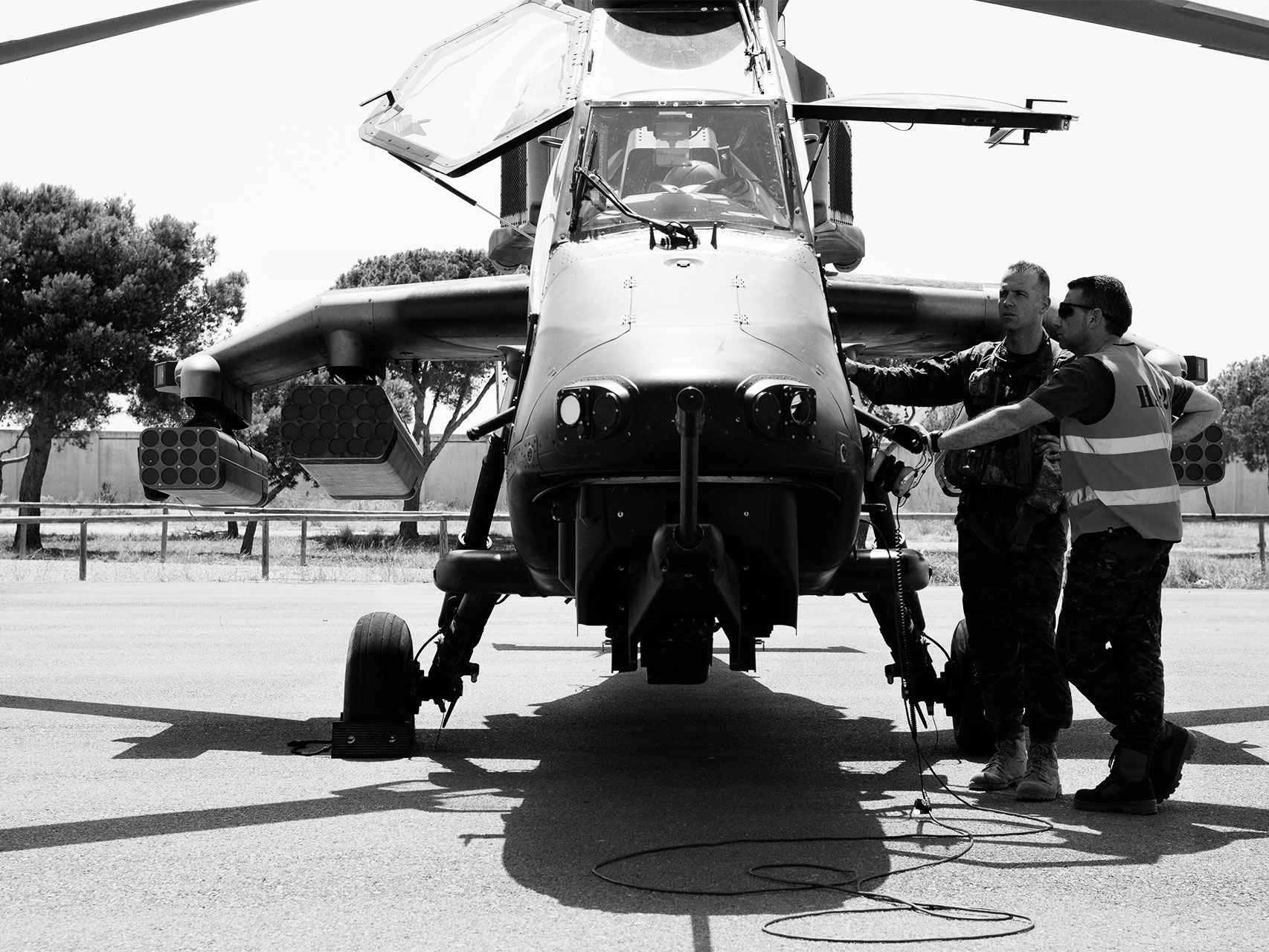 El piloto del Tigre repasa el aparato antes de iniciar el vuelo.