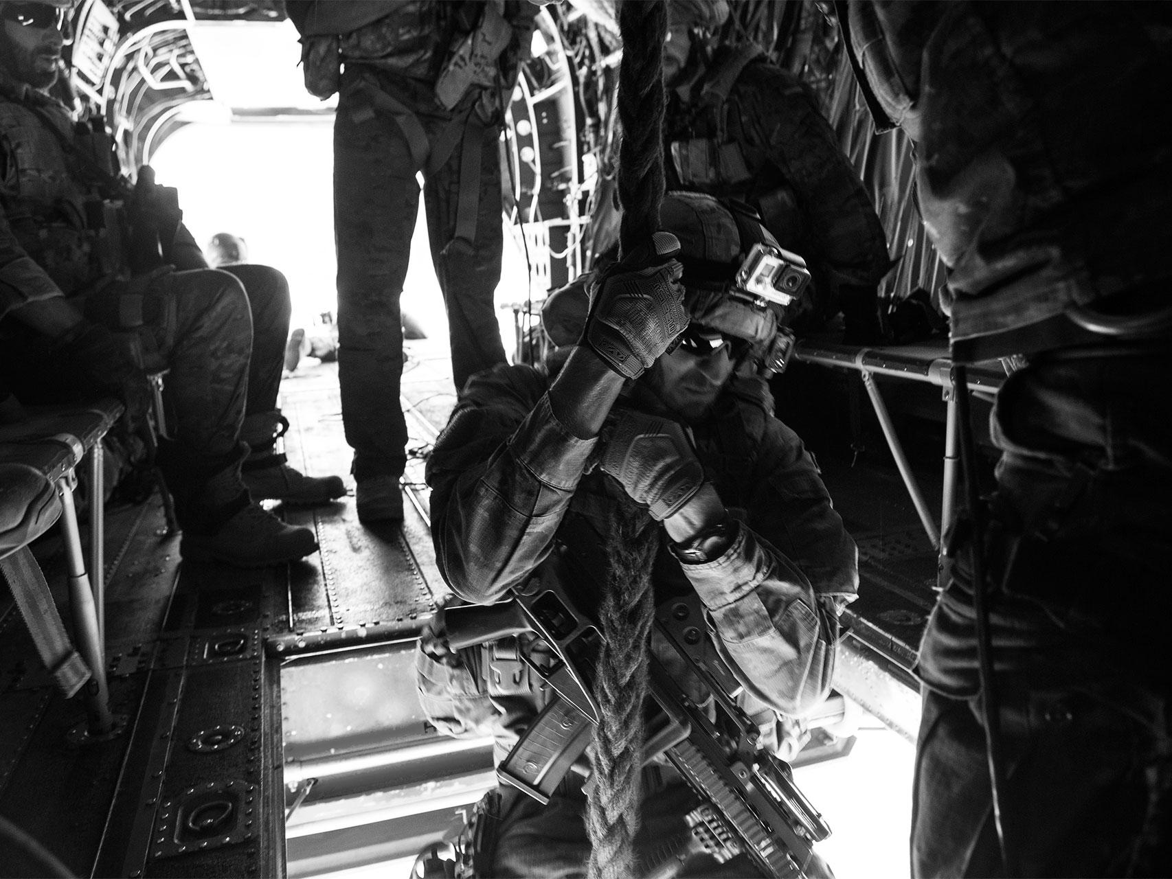 Un miembro del MOE desciende en vuelo desde un Chinook.