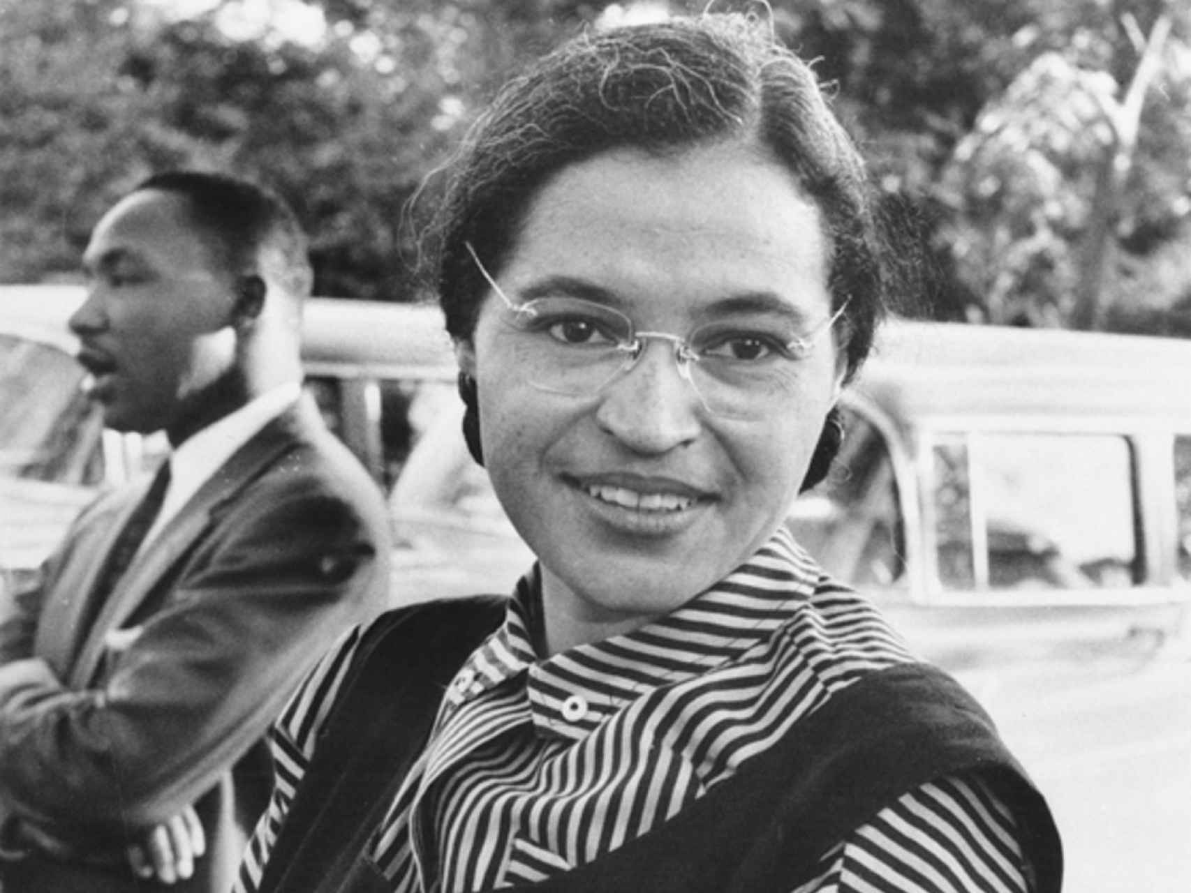 Rosa Parks, con Martin Luther King detrás.