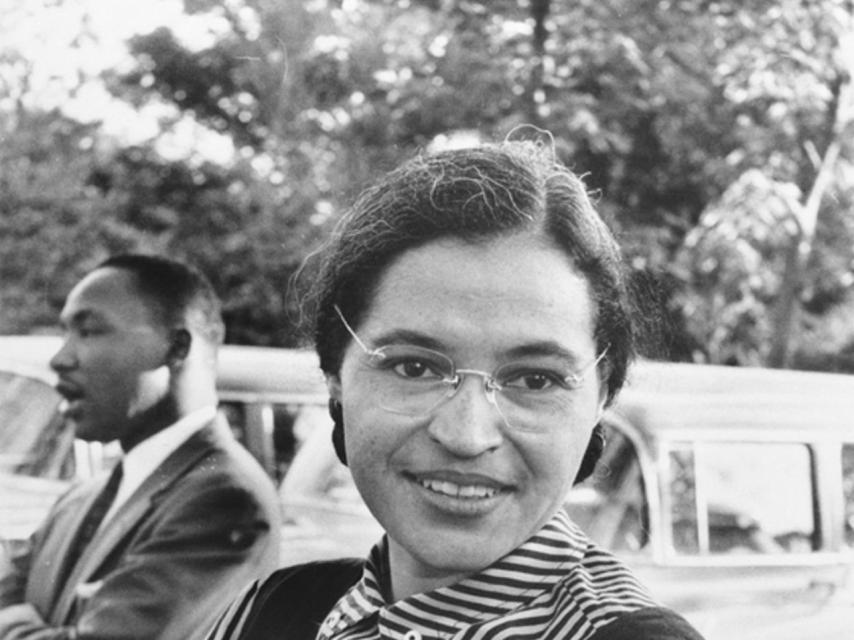 Rosa Parks, con Martin Luther King detrás.