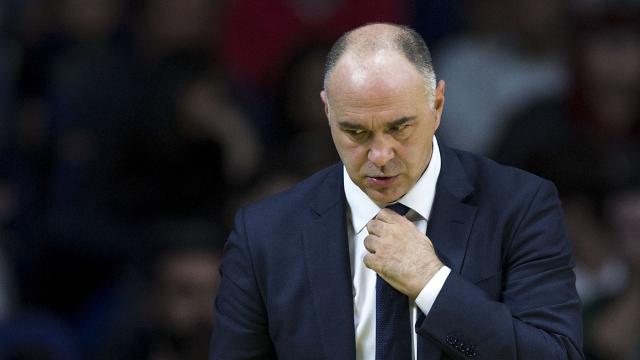 Pablo Laso con semblante preocupado en un encuentro del Real Madrid.