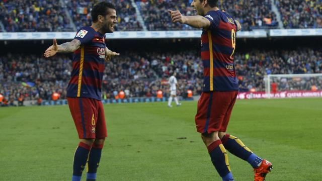 Dani Alves celebra con Suárez su gol ante la Real Sociedad