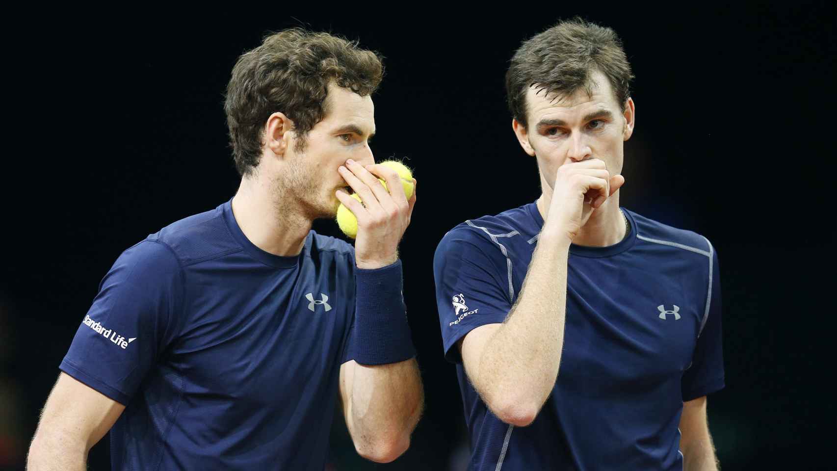 Los hermanos Murray hablan durante el encuentro de dobles ante Bélgica.