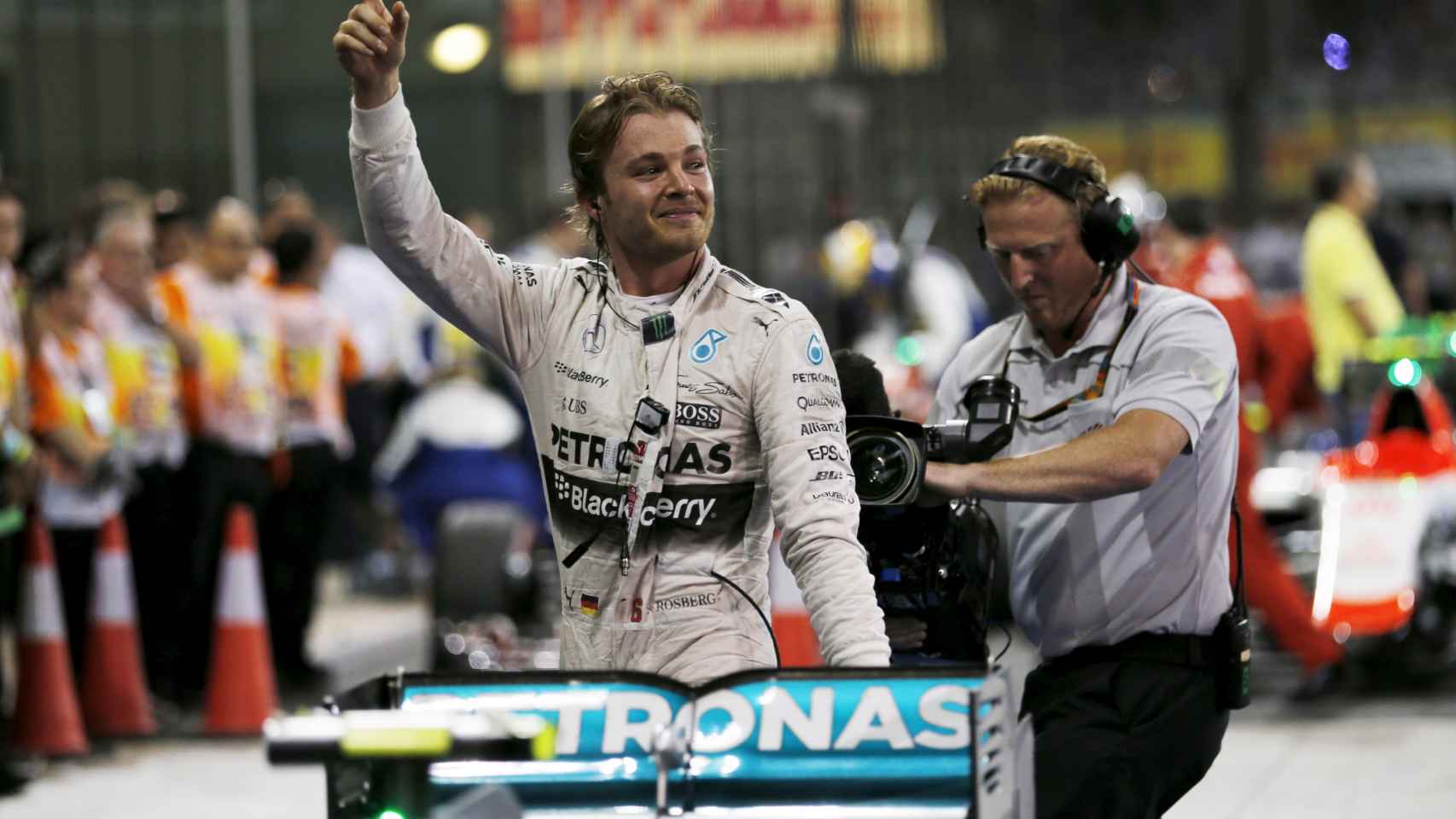 Rosberg celebra su triunfo en el Gran Premio de Abu Dabi de este domingo.