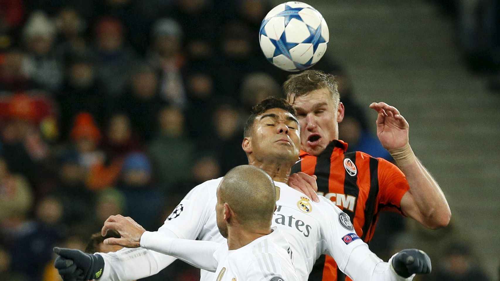Casemiro disputa la pelota con Gladkiy durante el Shakhtar Donetsk-Real Madrid.