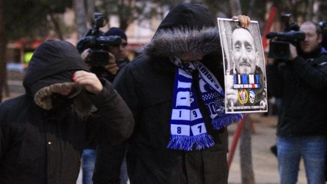 Aficionados del Deportivo de La Coruña homenajean a Jimmy en Madrid.