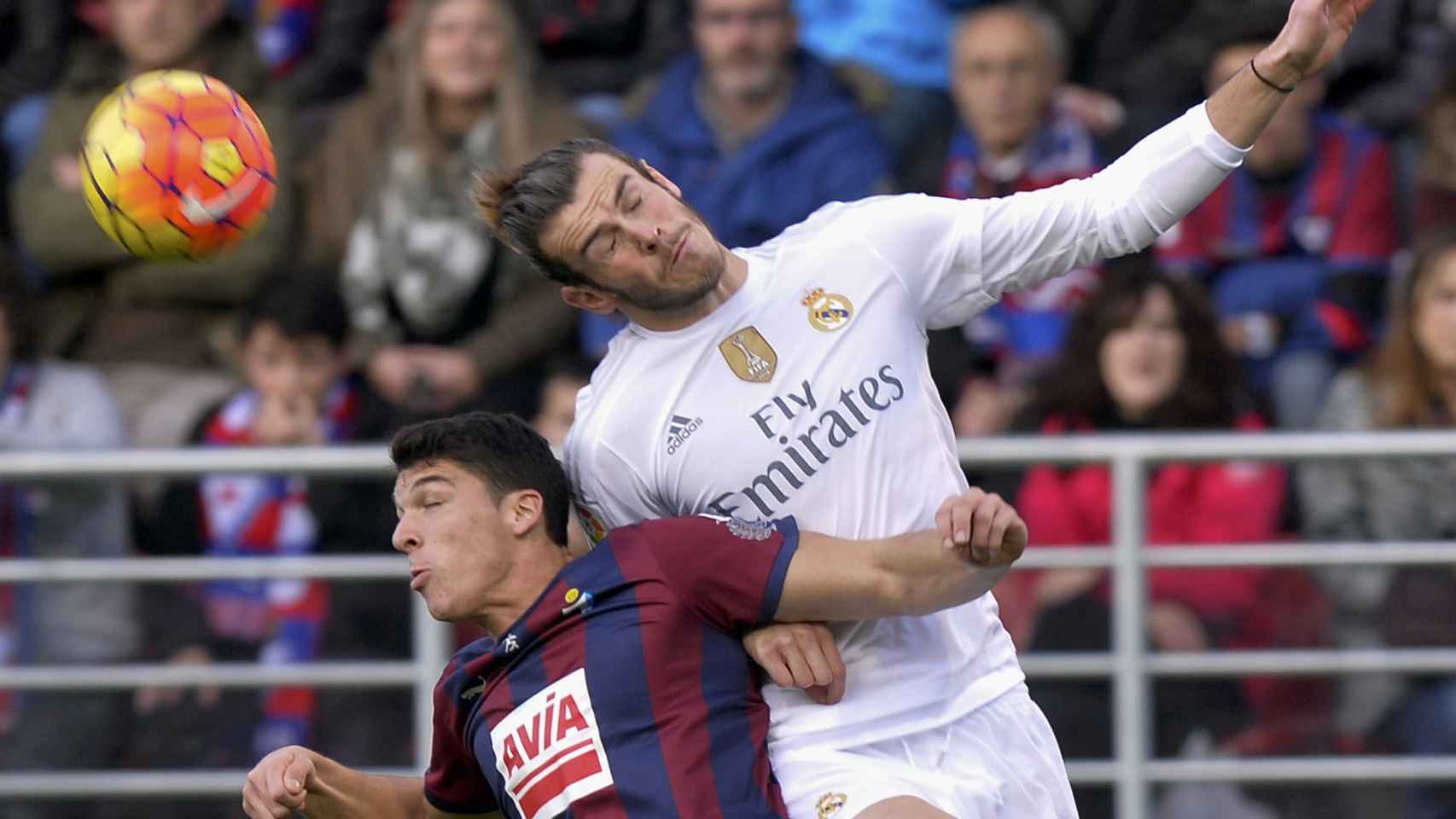 Gareth Bale y Ander Capa en un lance del partido.