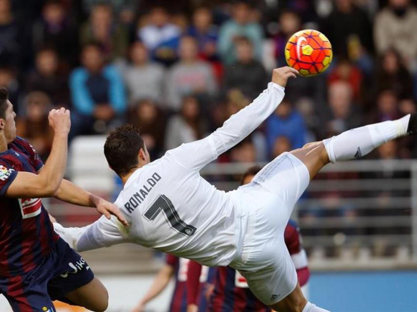 Cristiano remata durante el partido,