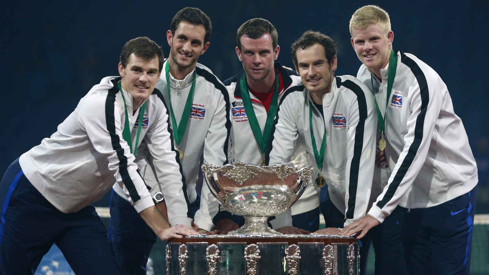 El equipo nacional de tenis de Gran Bretaña posa junto a la Copa Davis.