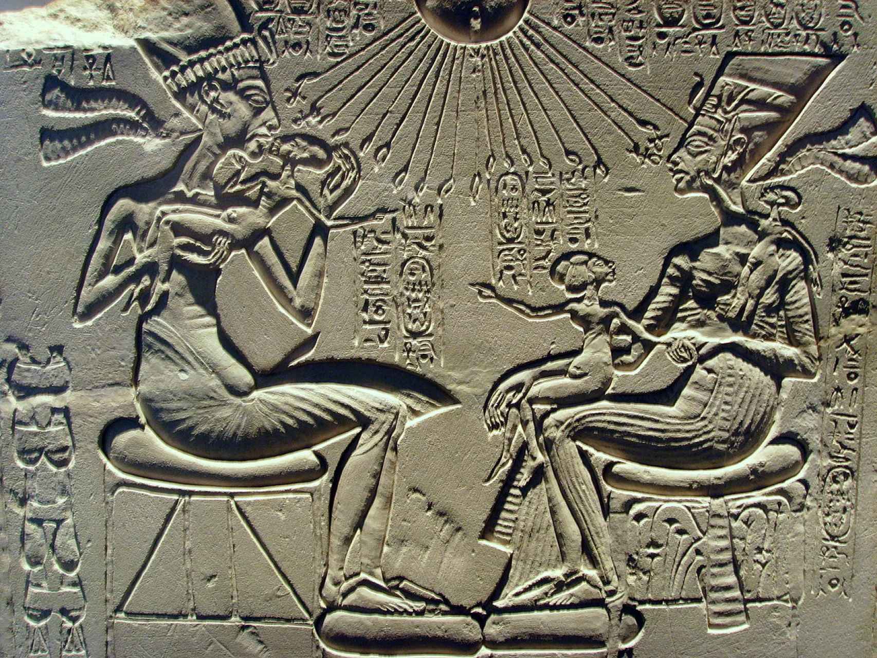 Akenatón y su familia con el dios Atón.