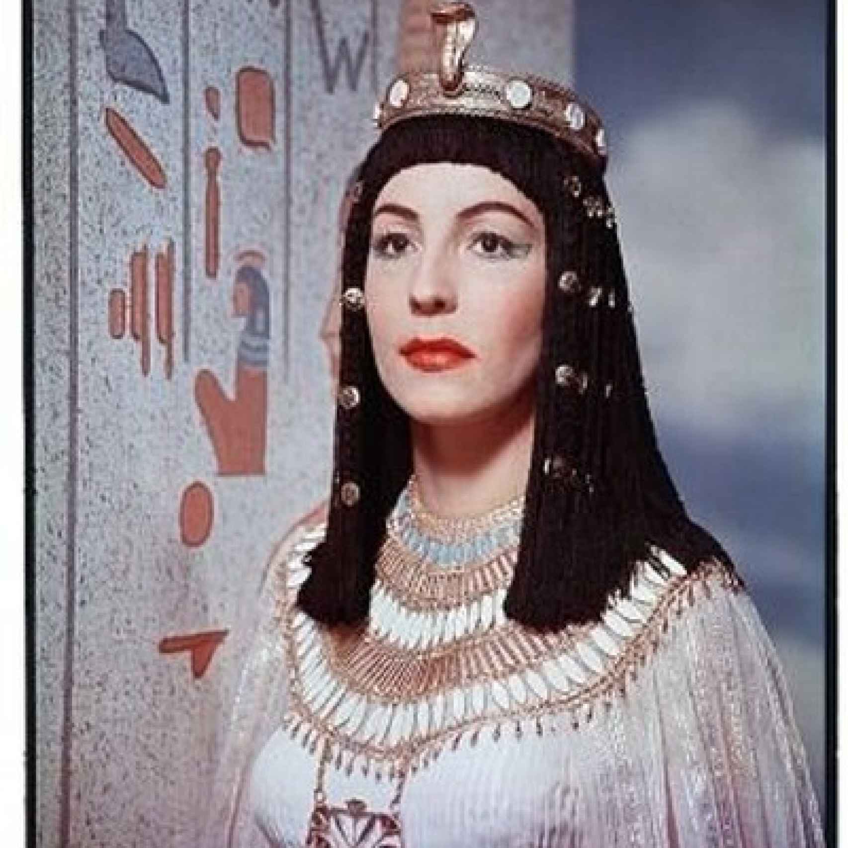 Anitra Stevens como Nefertiti en la película Sinuhé el egipcio.