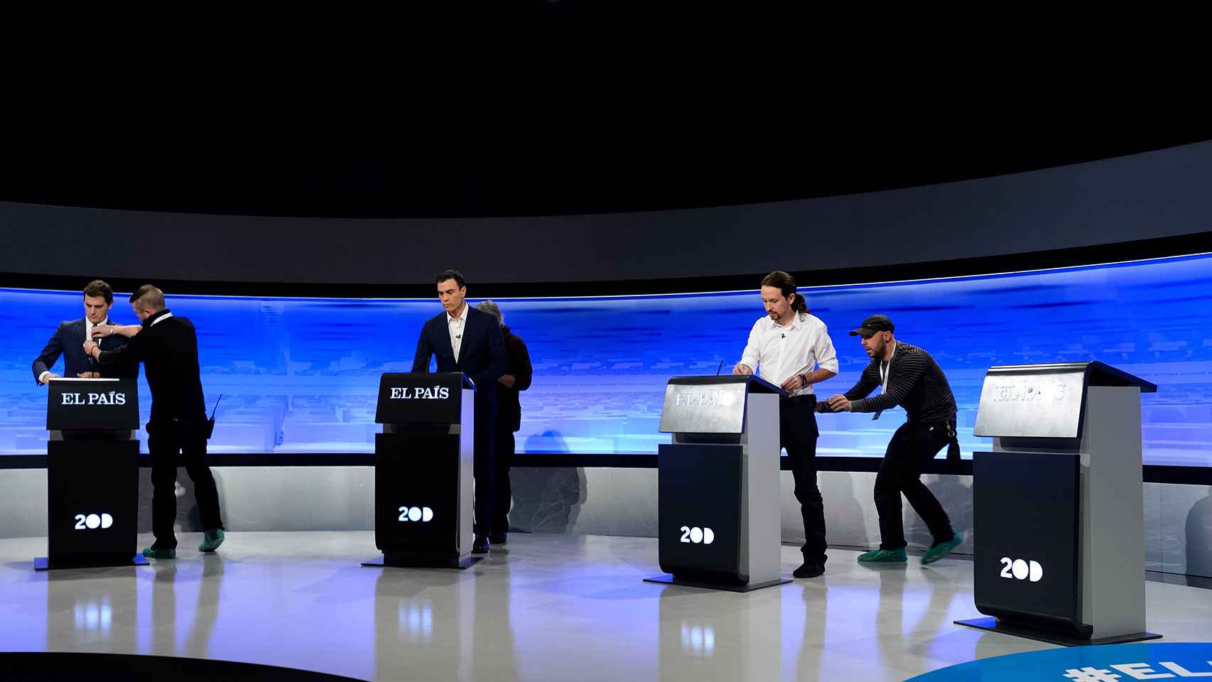 Los candidatos en el debate y el atril vacío de Rajoy.
