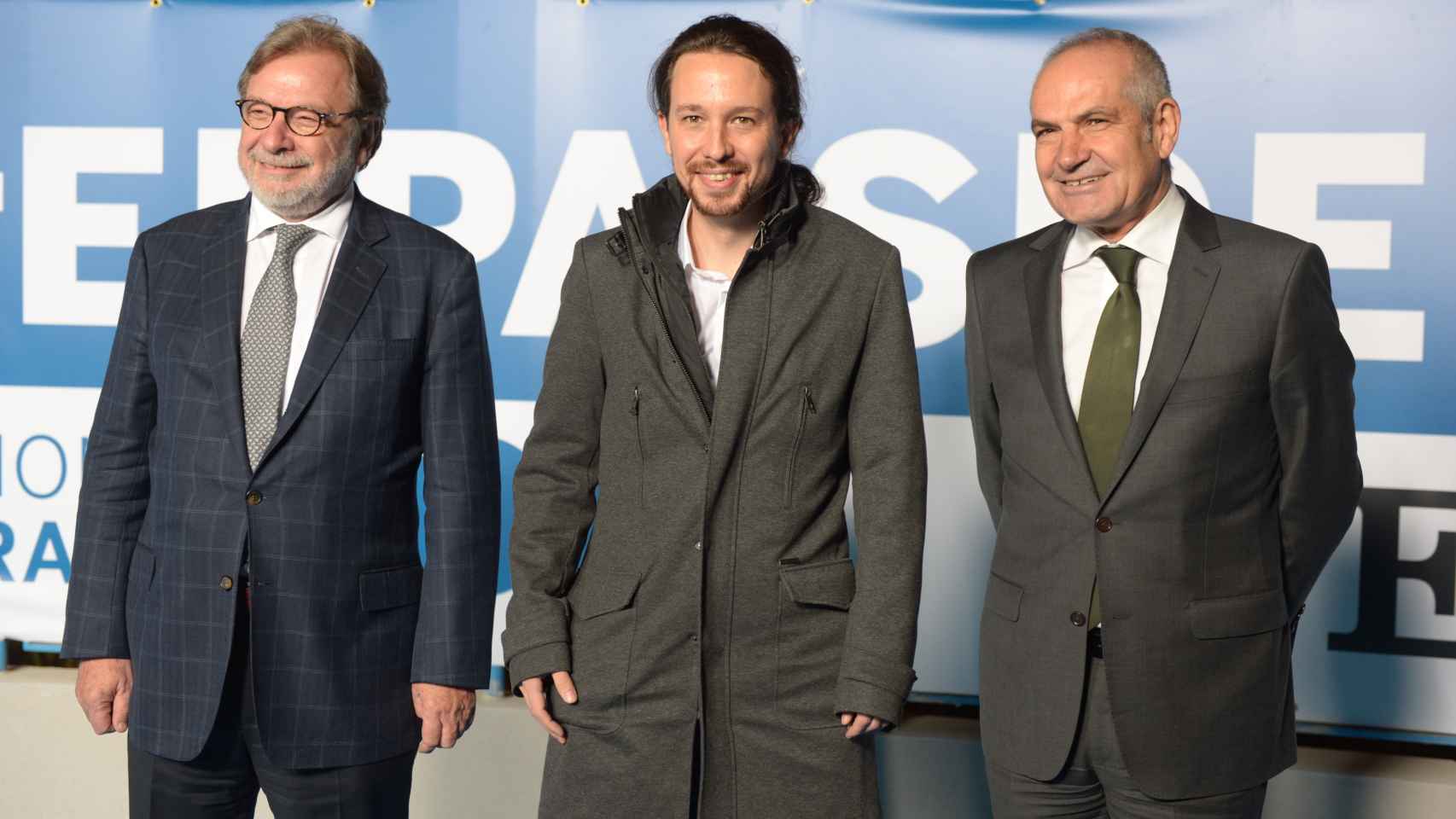Pablo Iglesias posa a su llegada al debate con el nuevo abrigo