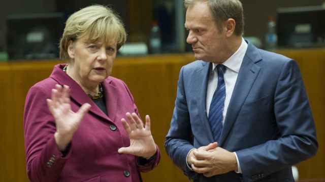 La canciller Merkel conversa con el presidente del Consejo Europeo, Donald Tusk