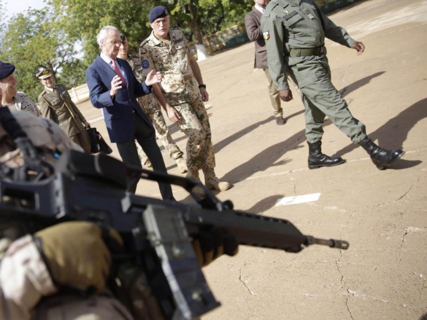 Morenés, en Koulikoro, con el jefe de la misión EUTM, Franz Xaver Pfrengle.