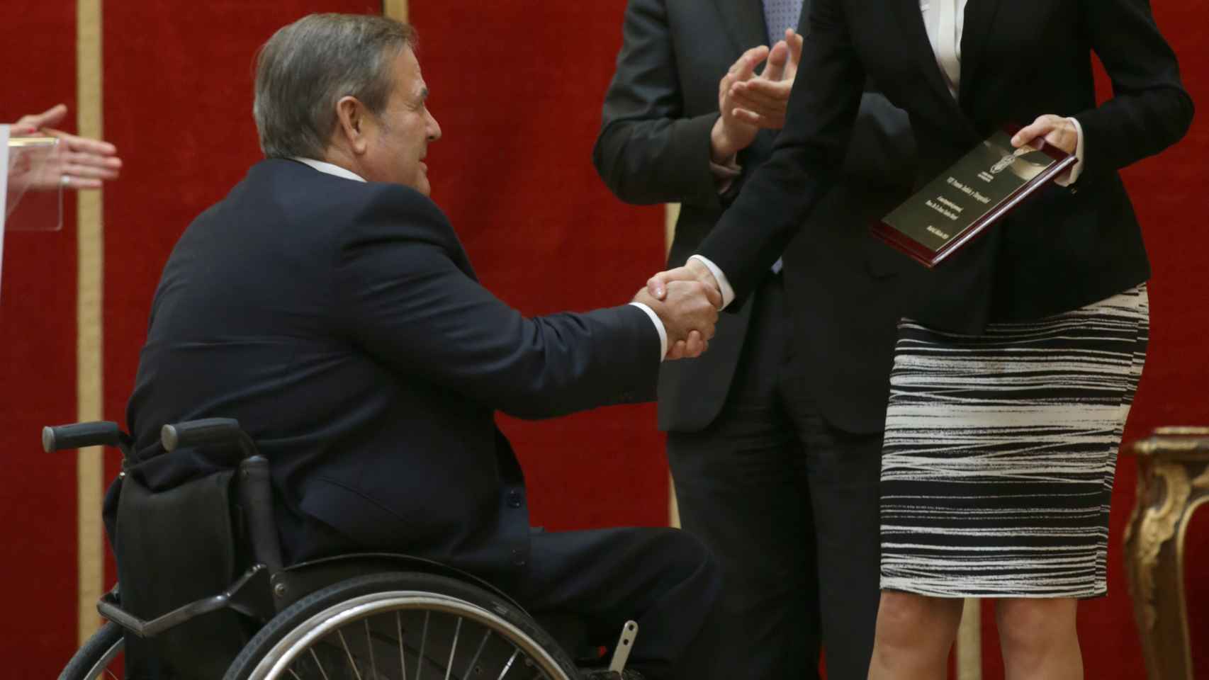 Doña Letizia conmovida le entrega el premio a Juan Carlos Iturri