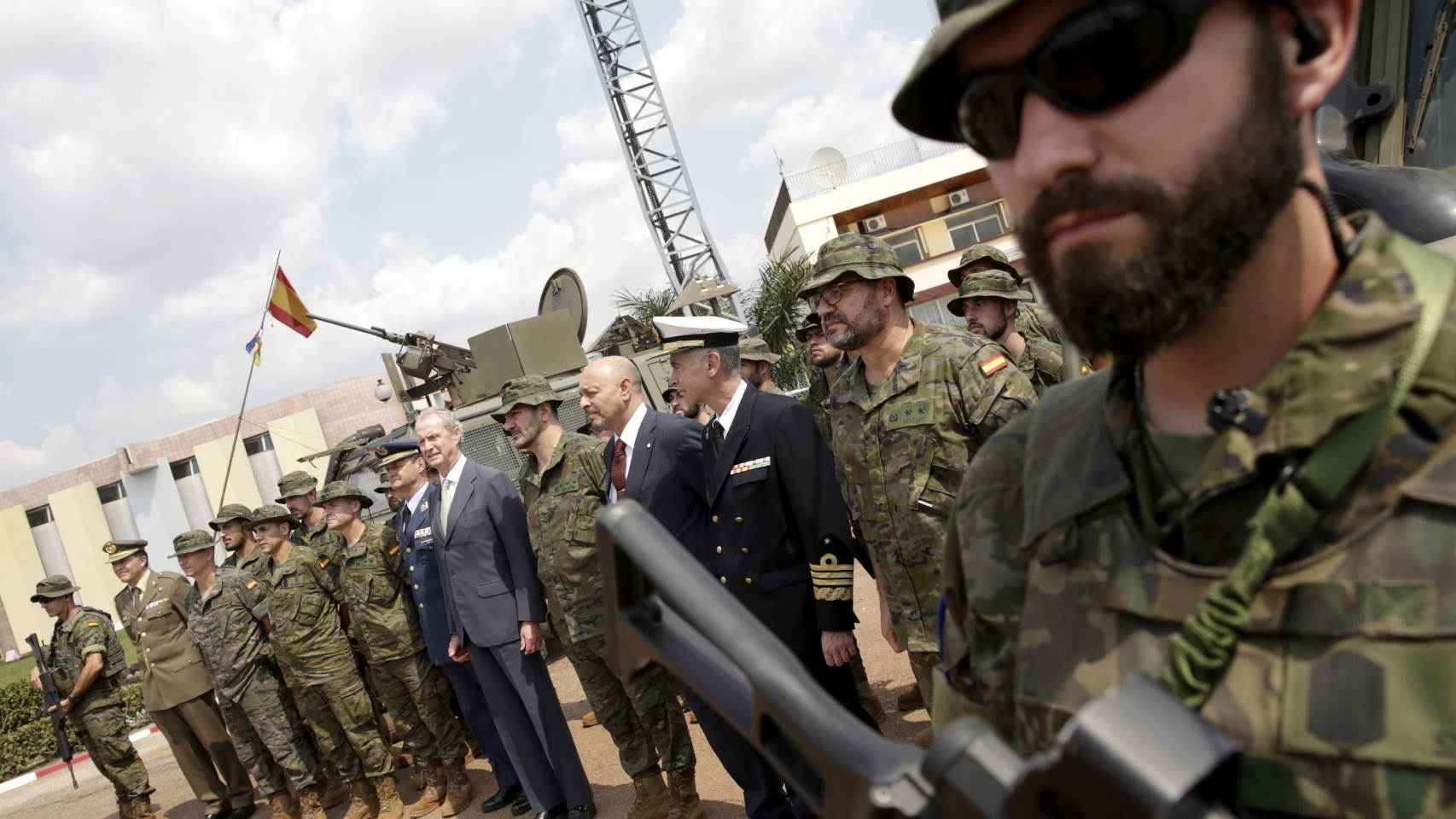 El destacamento español recibe a Pedro Morenés en Bangui.