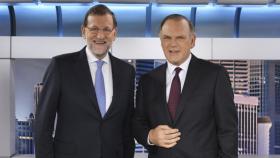 Mariano Rajoy y Pedro Piqueras en 'Informativos Telecinco' (Carlos Serrano)