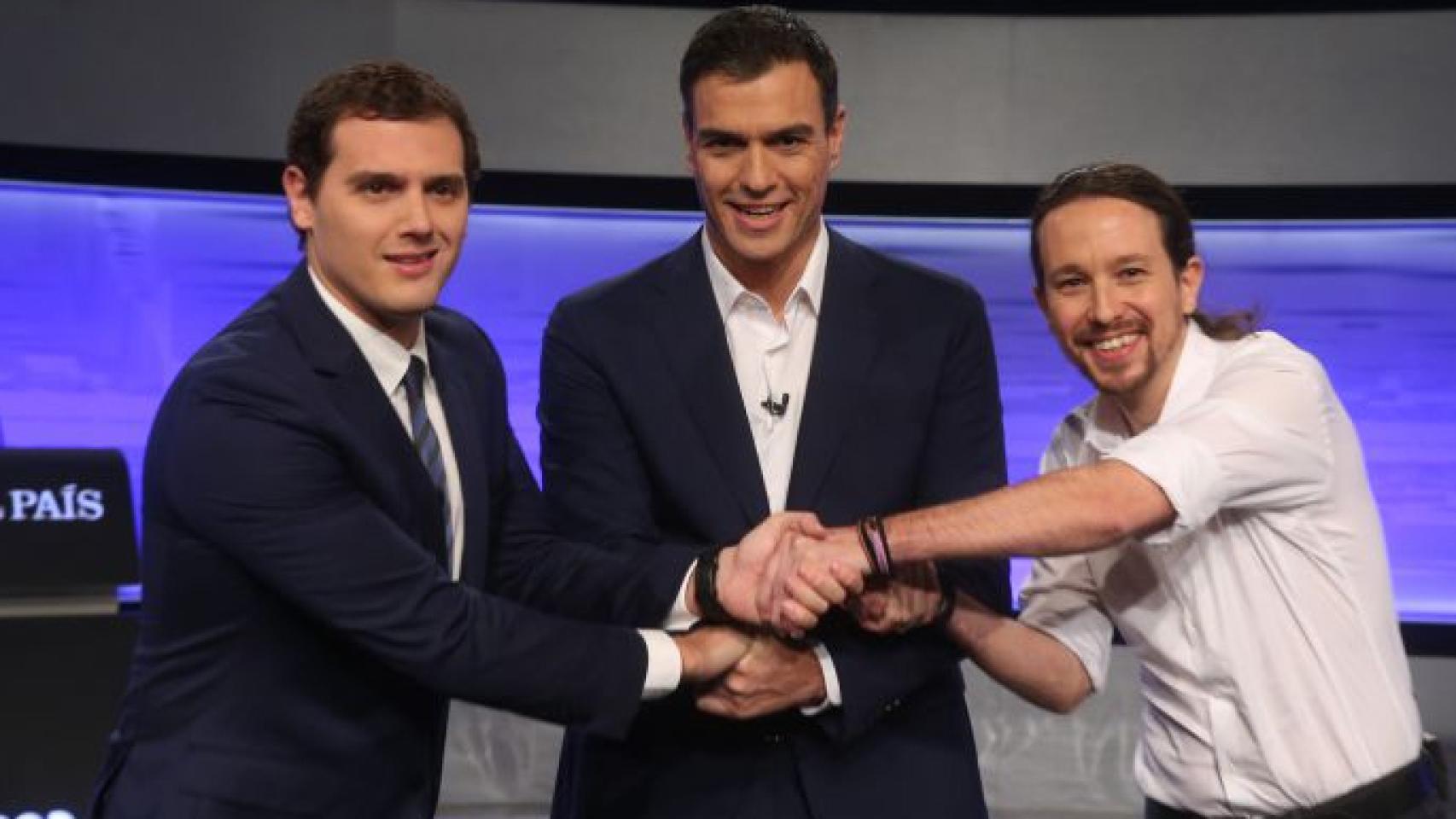 Albert Rivera, Pedro Sánchez y Pablo Iglesias se saludan antes de arrancar el debate (Uly Martín - El País)