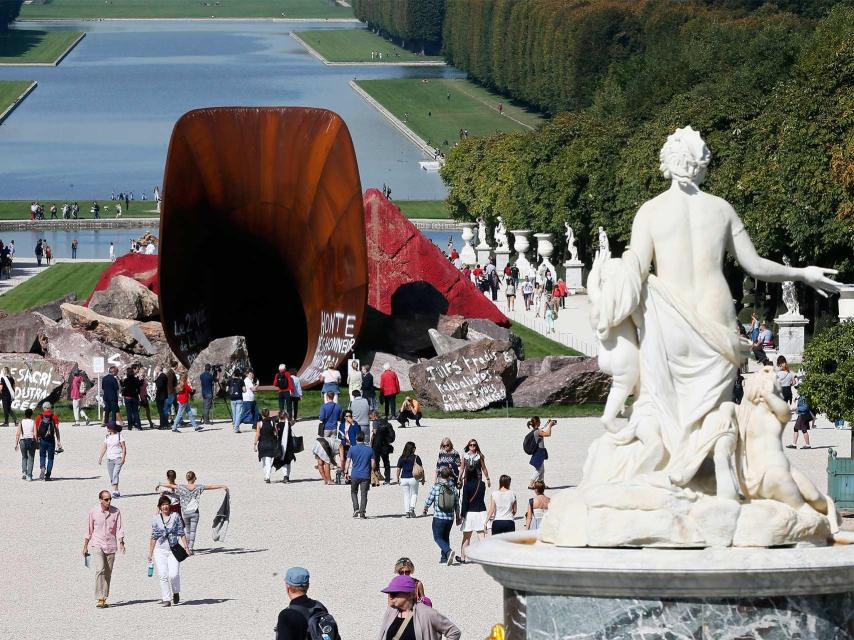 'Dirty corner', de Anish Kapoor, en el Palacio de Versailles.