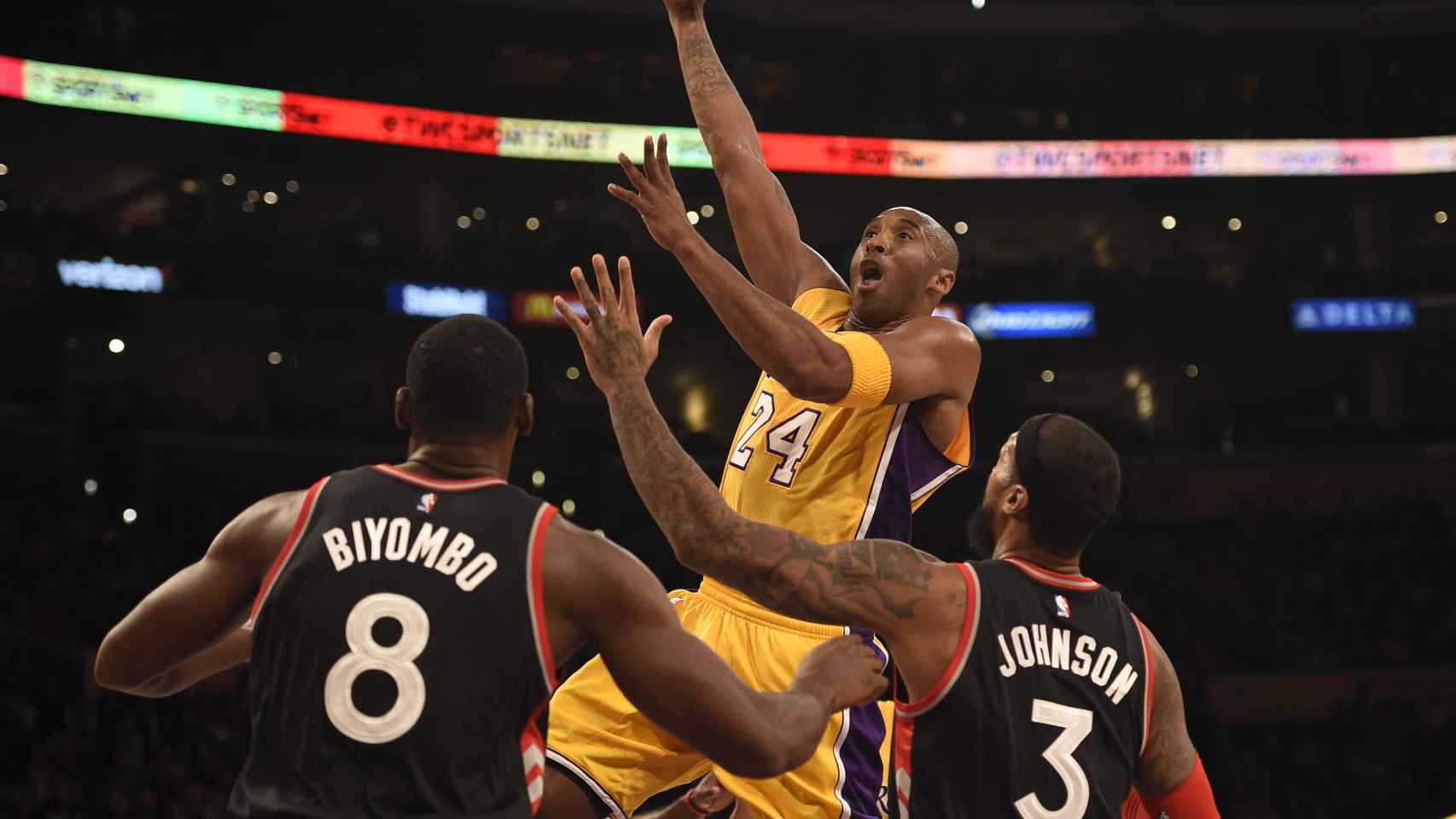 Kobe intenta anotar ante los Raptors, a los que una vez les metió 81 puntos.
