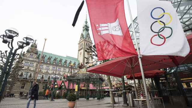 Bandera olímpica en el ayuntamiento de Hamburgo. / EFE