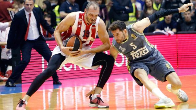 Rudy Fernández intenta robar la pelota a Marko Simonovic.