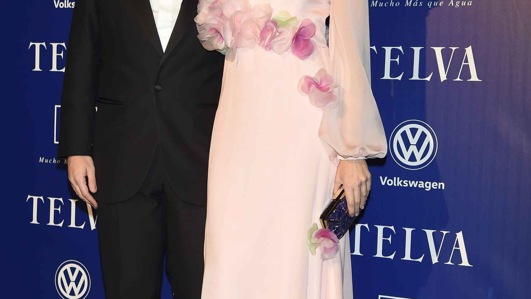 Alejandra Rojas junto a Jorge Acuña, diseñador de su vestido