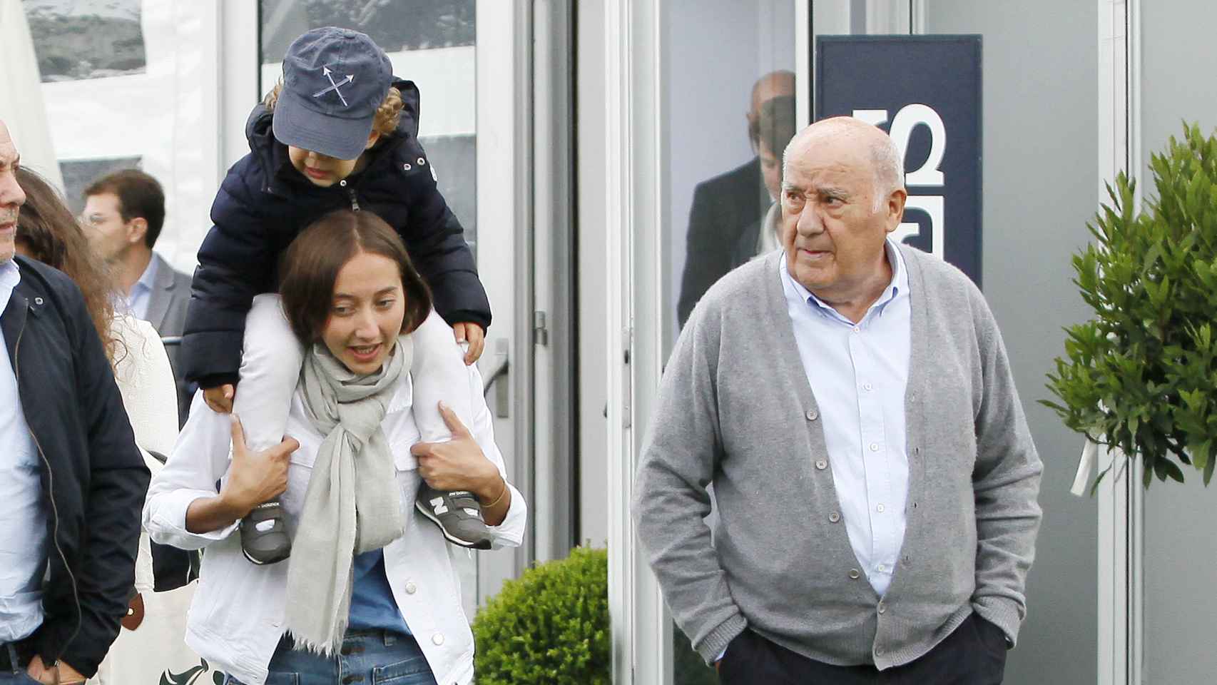 Amancio Ortega mira a su nieto en el Concurso Hípico de Casas Novas (Coruña)