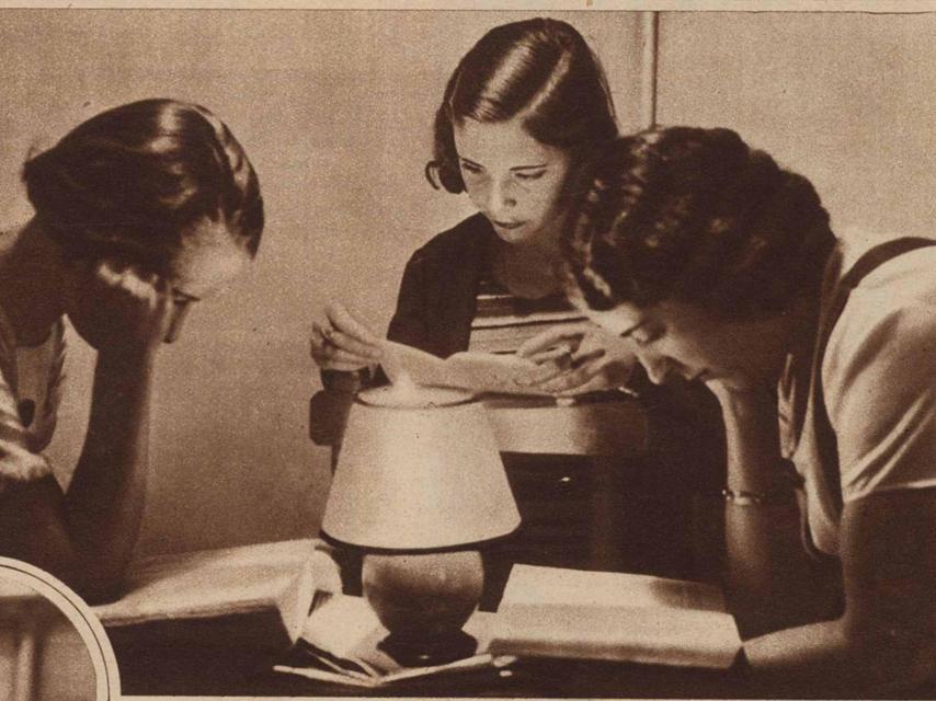 Alumnas de la Residencia de Señoritas estudiando.