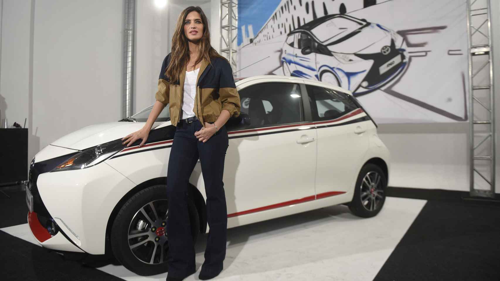 Sara Carbonero posa en el stand de Toyota en la presentación del nuevo Aygo