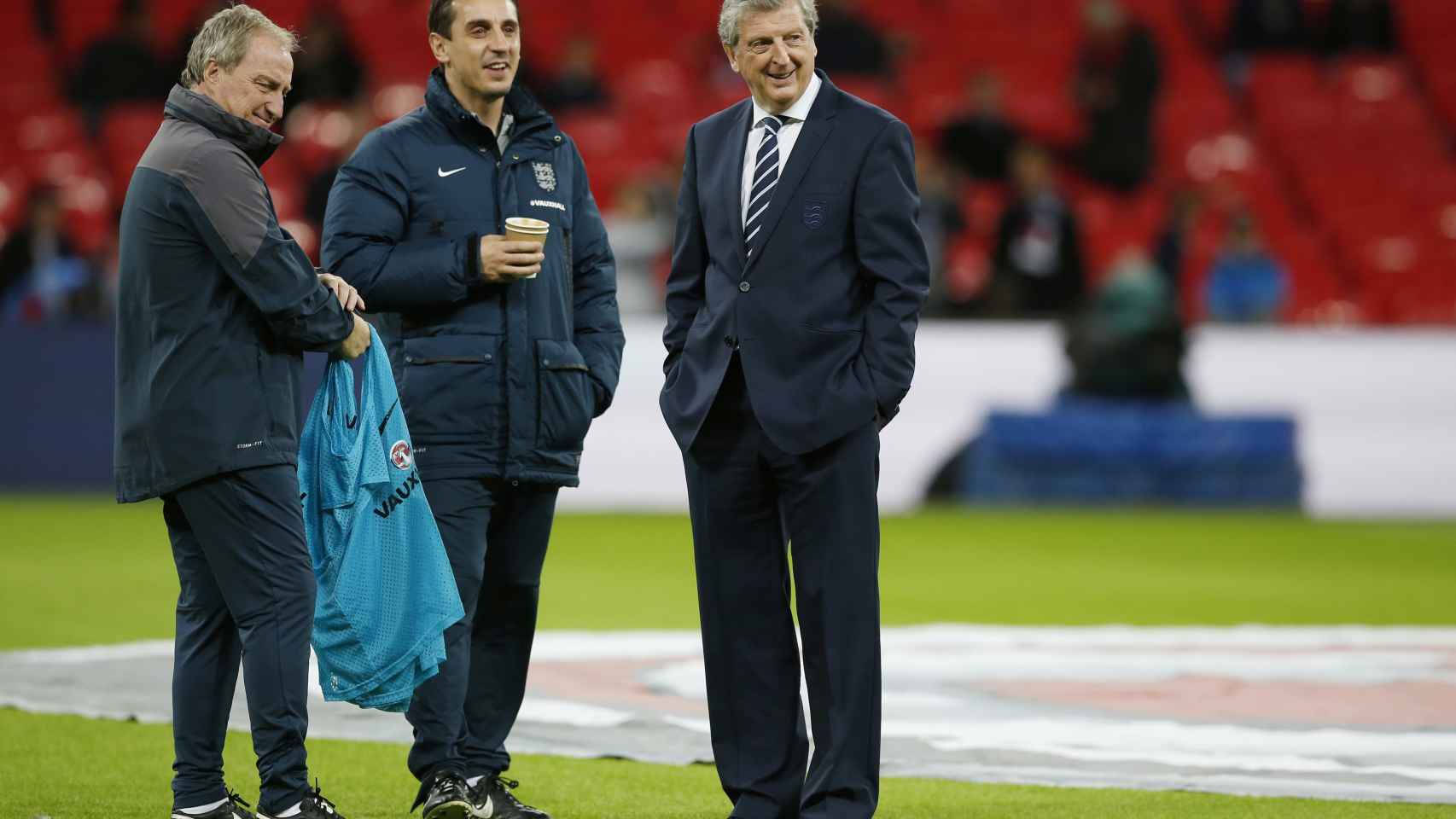 Gary Neville, con Roy Hodgson antes de un partido.
