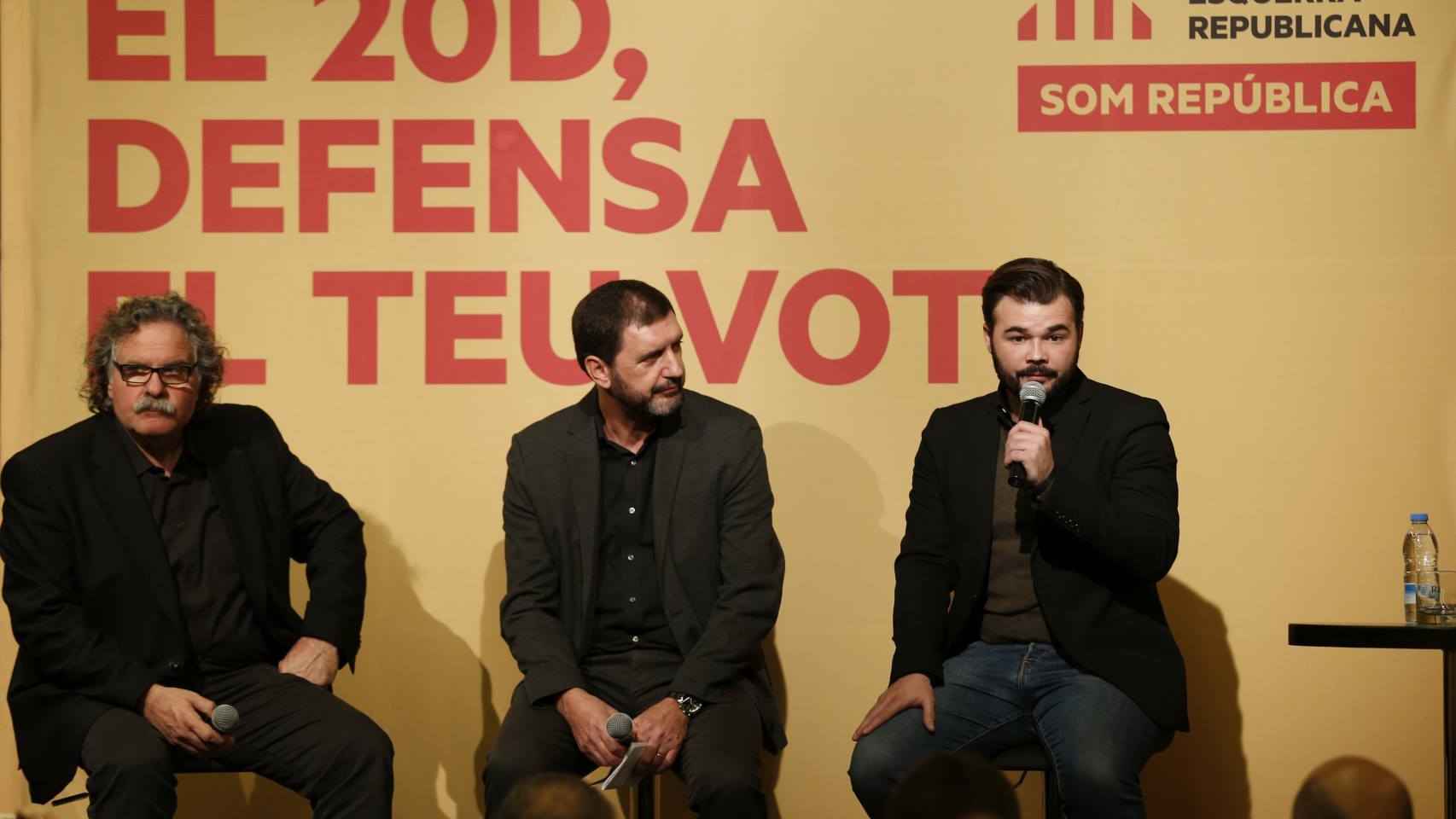 El cabeza de lista de ERC para el 20-D, Gabriel Rufián (derecha), junto al diputado Joan Tardà y el concejal Pere Pubill (centro).