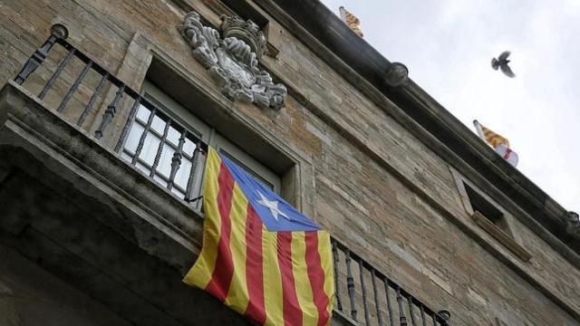 Bandera estelada en un edificio municipal