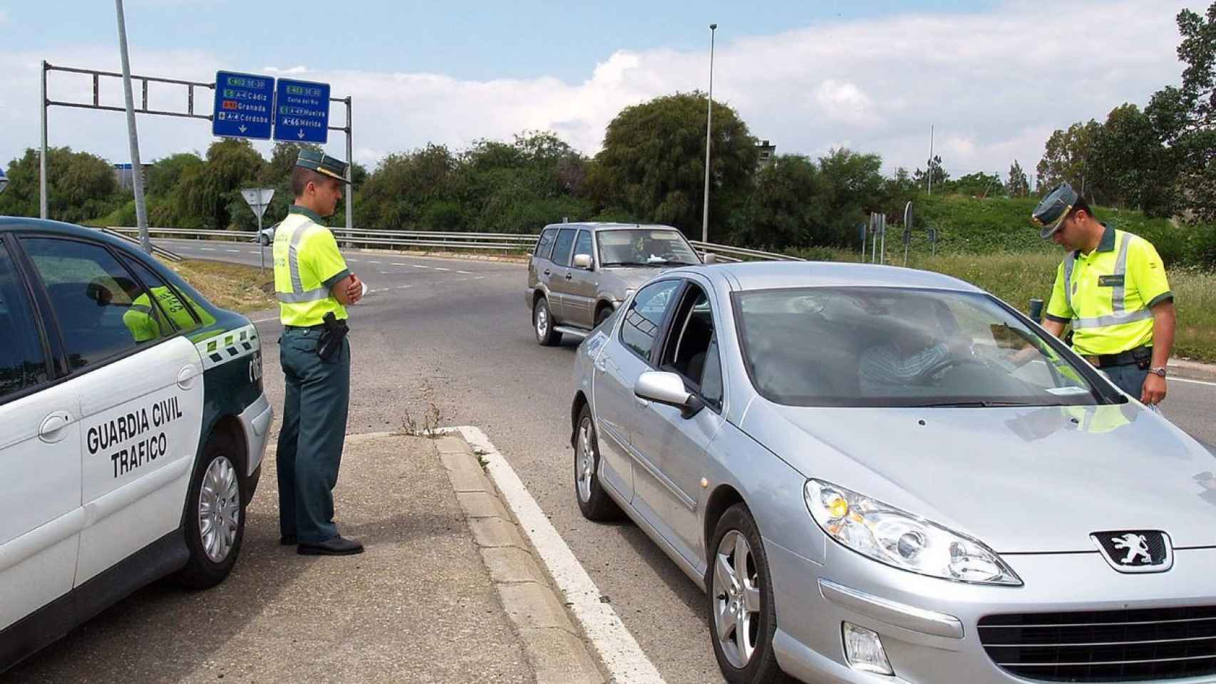 La Guardia Civil de Tráfico para en Sevilla a una serie de coches. Guardia Civil