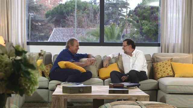 Mariano Rajoy y Bertín Osborne conversan en el salón del presentador