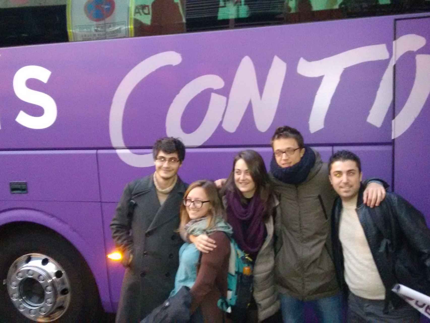 Iñigo Errejón se fotografía con dos simpatizantes antes de arrancar el autobús