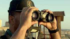 Un Guardia Civil mira a través de sus prismáticos en 'Comandancias', nuevo programa de laSexta (Atresmedia)