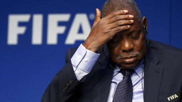 Issa Hayatou, presidente en funciones de la FIFA, durante la conferencia tras el Comité Ejecutivo.