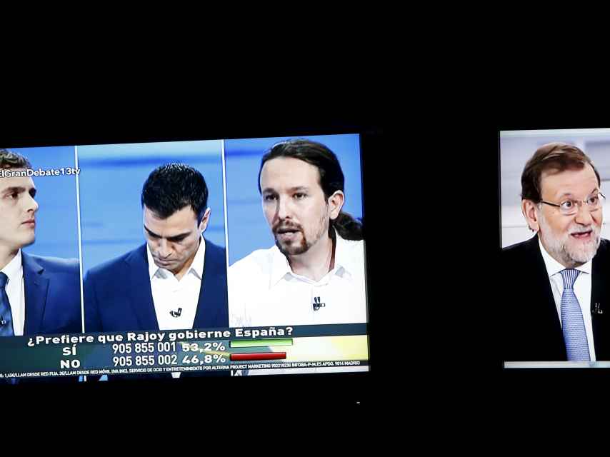 Albert Rivera, Pedro Sánchez y Pablo Iglesias durante el debate de 'El País'. Mariano Rajoy durante una entrevista en Telecinco.